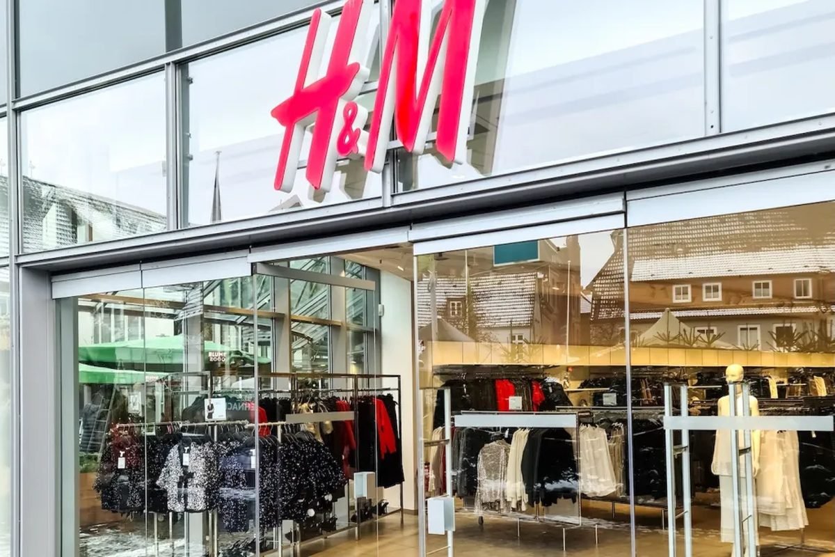 Retail storefront glass installation